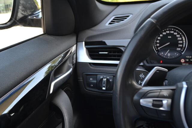 BMW X1 2.0 192 pk Autom. | Panoramdak | Trekhaak 1800kg | Leer | Head Up | Achteruitrijcamera | sDrive20i VDL Nedcar Edition Dealer onderhouden.