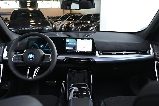 BMW X1 xDrive25e M Sport Automaat / Panoramadak / Trekhaak / Sportstoelen / M Adaptief onderstel / Adaptieve LED / Parking Assistant Plus / Comfort Access