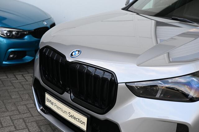 BMW X1 xDrive25e M Sport Automaat / Panoramadak / Trekhaak / Sportstoelen / M Adaptief onderstel / Adaptieve LED / Parking Assistant Plus / Comfort Access