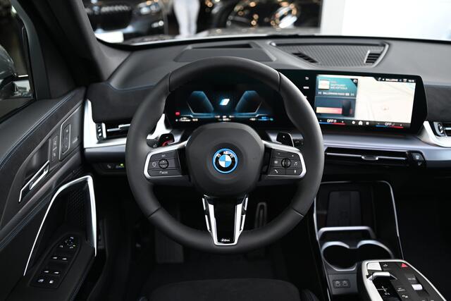 BMW X1 xDrive25e M Sport Automaat / Panoramadak / Trekhaak / Sportstoelen / M Adaptief onderstel / Adaptieve LED / Parking Assistant Plus / Comfort Access
