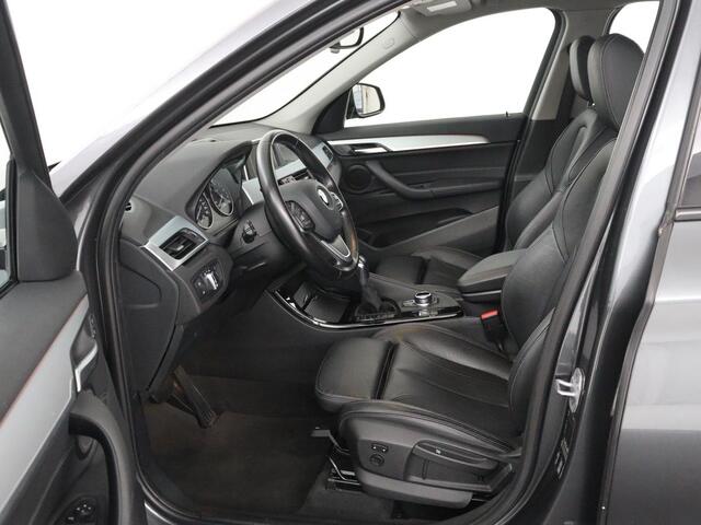 BMW X1 sDrive18i Sport Line | Leder | Trekhaak | Stoelverwarming | Sportstoelen | Camera | Navigatie | Keyless | Climate control | 18'' velgen | Park Assist | Cruise control | Bluetooth | Full LED