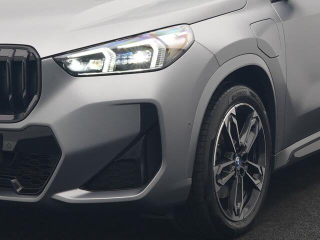 BMW X1 xDrive30e M Sport PHEV 326pk Dealer O.H | Trekhaak Af Fabriek | Adaptive Cruise | Head Up | Harman / Kardon | 360 Camera | Alcantara Sportstoelen Massage & Memory | Adaptive Onderstel | Widescreen Navi | Stoelen & Stuur Verwarmd | Blis | Keyless | Apple C