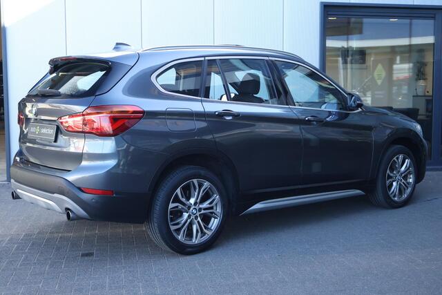 BMW X1 xDrive20i High Executive / Panorama / Sportstoelen
