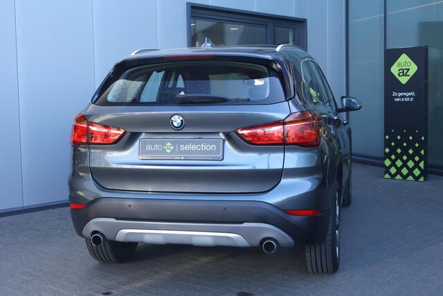 BMW X1 xDrive20i High Executive / Panorama / Sportstoelen