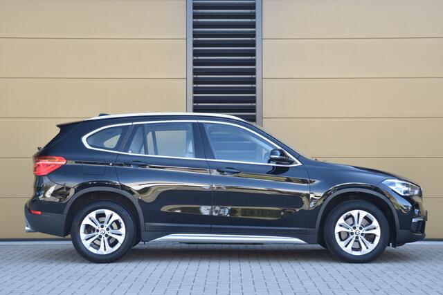 BMW X1 sDrive20i High Executive * LED * Leder * Head-up * Stoelverwarming * X-Line *