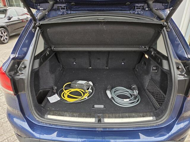 BMW X1 xDrive25e Executive xLine 18"/Keyless/Memory + stoelverwarming/Camera/Elektrische Klep/LED/DAB/Navigatie/PDC