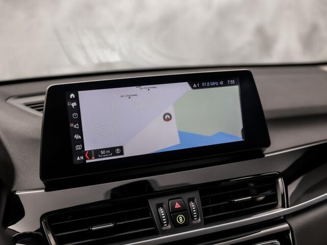 BMW X1 xDrive25e High Executive 221Pk Automaat (PANORAMADAK, DEALER ONDERHOUDEN, M STUUR, GROOT NAVI, HARMAN/KARDON, STOELVERWARMING, CAMERA, CRUISE, NIEUWSTAAT)