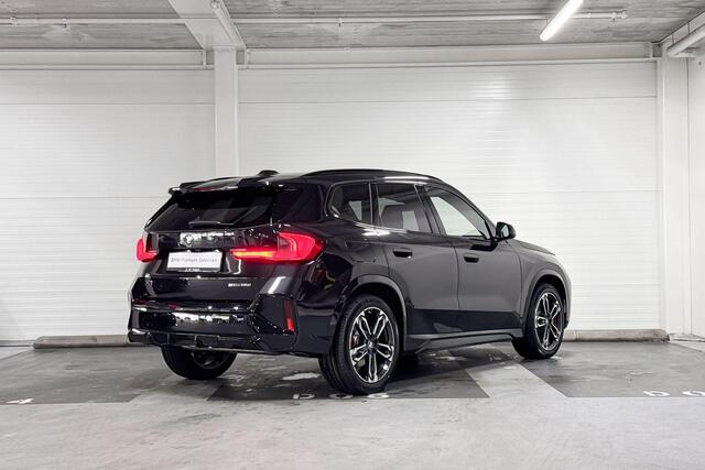 BMW X1 sDrive20i | M-Sport | Travel Pack | Premium Pack | Driving Assistant Plus | Harman/Kardon | Stoelverwarming | Panoramadak | Trekhaak | Comfort Access