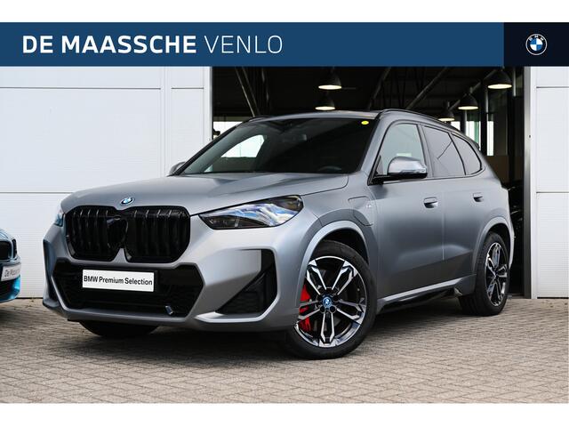 BMW X1 xDrive25e M Sport Automaat / Panoramadak / Sportstoelen / Comfort Access / Achteruitrijcamera / Adaptieve LED / 19" LMV