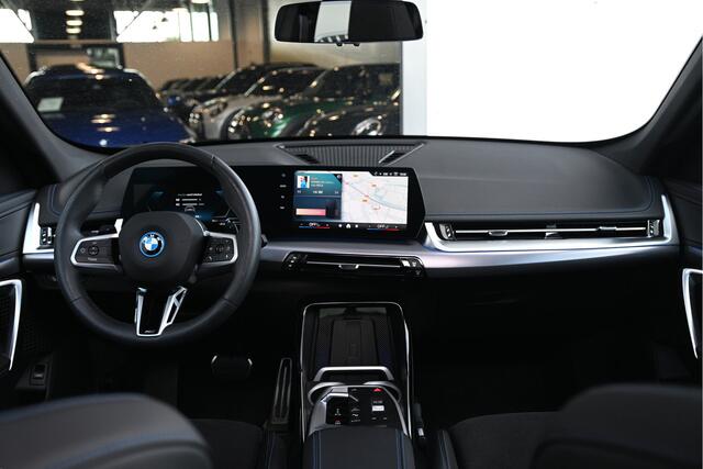 BMW X1 xDrive25e M Sport Automaat / Panoramadak / Sportstoelen / Comfort Access / Achteruitrijcamera / Adaptieve LED / 19" LMV