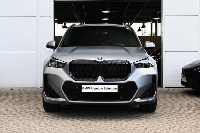 BMW X1 xDrive25e M Sport Automaat / Panoramadak / Sportstoelen / Comfort Access / Achteruitrijcamera / Adaptieve LED / 19" LMV