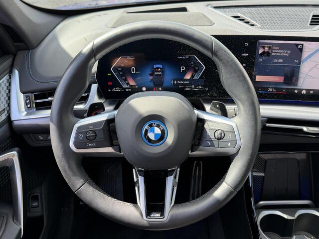 BMW X1 xDrive30e M Sport Pro 19''/Panoramadak/Harman Kardon/Trekhaak/Elektrische stoel + memory + massage/Keyless/Adaptieve cruise/360 Camera