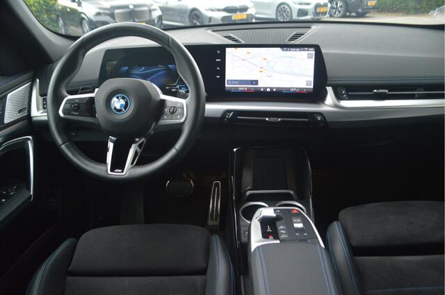 BMW X1 xDrive25e M Sport Automaat / Sportstoelen / Achteruitrijcamera / Comfort Access / M Adaptief onderstel / Stoelverwarmig / Adaptieve LED