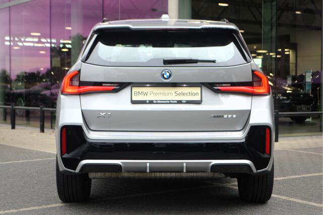 BMW X1 xDrive25e M Sport Automaat / Sportstoelen / Achteruitrijcamera / Comfort Access / M Adaptief onderstel / Stoelverwarmig / Adaptieve LED