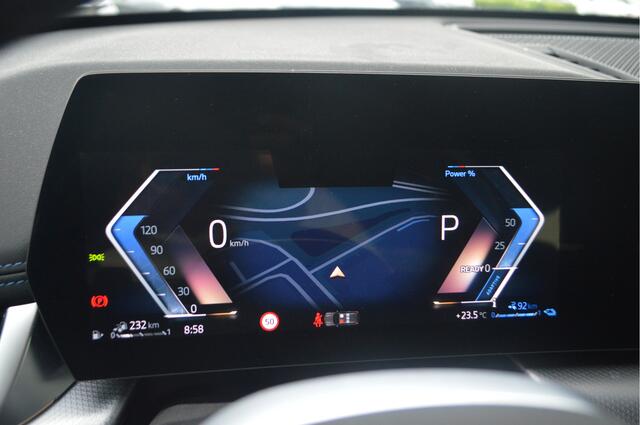 BMW X1 xDrive25e M Sport Automaat / Sportstoelen / Achteruitrijcamera / Comfort Access / M Adaptief onderstel / Stoelverwarmig / Adaptieve LED