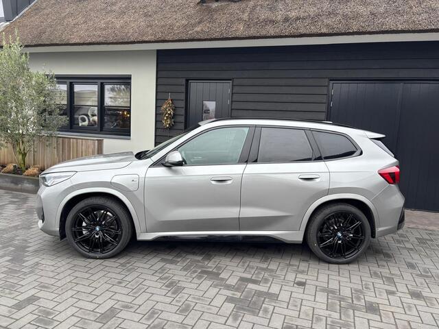 BMW X1 xDrive30e M-Sport | Pano dak | Elektr. Trekhaak | 20'' zwarte velgen