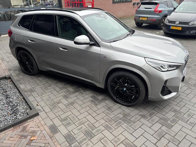 BMW X1 xDrive30e M-Sport | Pano dak | Elektr. Trekhaak | 20'' zwarte velgen