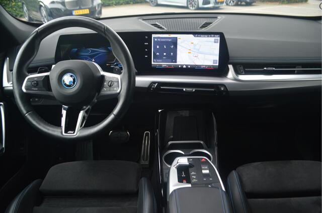 BMW X1 xDrive25e M Sport Automaat / Sportstoelen / Achteruitrijcamera / M Adaptief onderstel / Adaptieve LED / Stoelverwarming / Comfort Access