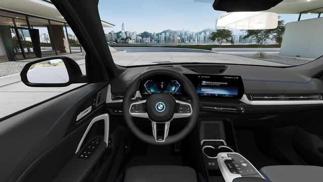 BMW X1 xDrive25e M Sport Automaat / Panoramadak / Sportstoelen / M Adaptief onderstel / Head-Up / Parking Assistant Plus / Comfort Access / Stuurverwarming