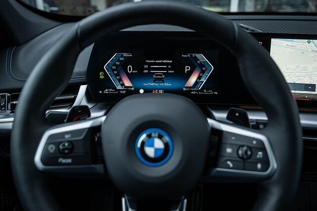 BMW X1 xDrive25e M Sport | Panorama | Shadow | ACC | Camera | Adap. led | Trekhaak | Stoelverwarming | 19 inch |