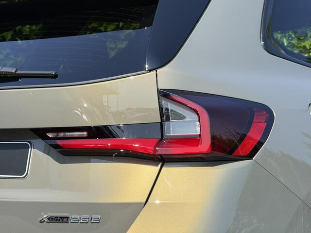 BMW X1 xDrive25e | Brass Metallic | M-Sport Pro | 20'' | Harman/Kardon | Panorama. | Driv. + Park. Plus | Elek. stoel. + massage | Trekhaak | Comf. Acc. | Stuur + stoelverw.