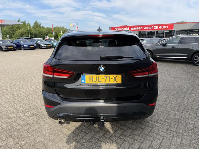 BMW X1 xDrive25e Sport Line Trekhaak Carplay Harman-Kardon Stuurwielverwarming Stoelverwarming 18 Inch LMV Achteruitrijcamera Dealeronderhouden
