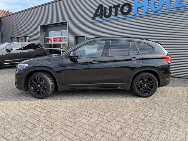 BMW X1 xDrive25e Sport Line Trekhaak Carplay Harman-Kardon Stuurwielverwarming Stoelverwarming 18 Inch LMV Achteruitrijcamera Dealeronderhouden