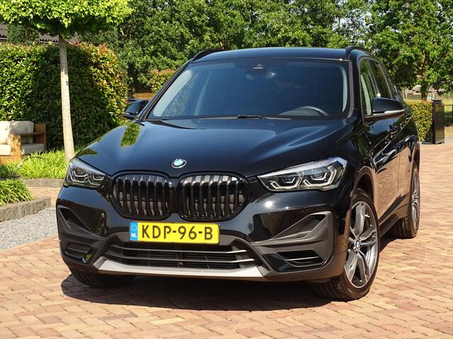 BMW X1 sDrive20i Sportif | All-Black | Uniek | Custom | 19 inch | Nav