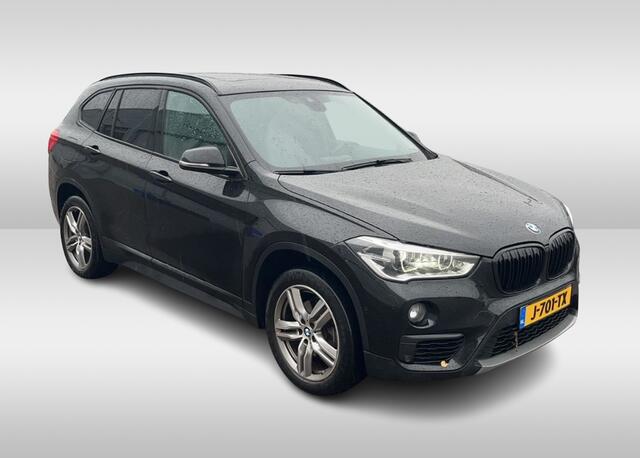 BMW X1 sDrive18i High Executive / Panoramadak / Leder / Head-up / Parkeerhulp V+A / Navigatie / 17'' / Stoelverwarming / Cruise Control