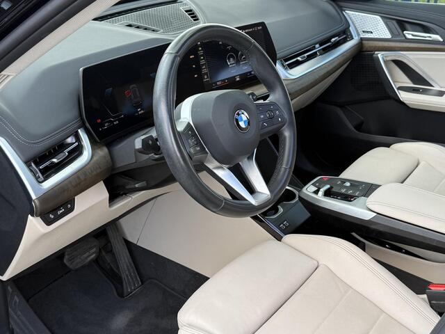 BMW X1 xDrive23i X LINE | PANORAMA | SPORTSTOELEN | ELEKTRISCHE STOEL | LEDER | 18 INCH LM VELGEN |