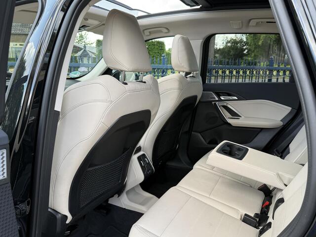 BMW X1 xDrive23i X LINE | PANORAMA | SPORTSTOELEN | ELEKTRISCHE STOEL | LEDER | 18 INCH LM VELGEN |