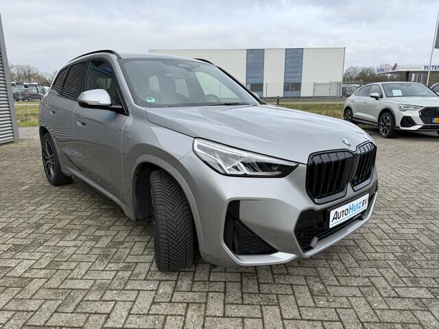 BMW X1 sDrive20i M Sport Trekhaak LED Carplay Achteruitrijcamera PDC Trekhaak 1800 KG Trekgewicht 19 Inch 4Seizoenenbanden DAB Shadow-line