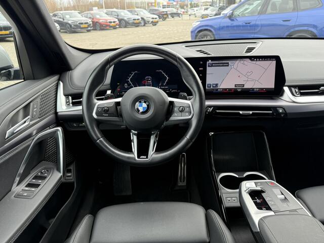 BMW X1 sDrive20i M Sport Trekhaak LED Carplay Achteruitrijcamera PDC Trekhaak 1800 KG Trekgewicht 19 Inch 4Seizoenenbanden DAB Shadow-line