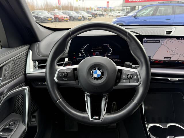 BMW X1 sDrive20i M Sport Trekhaak LED Carplay Achteruitrijcamera PDC Trekhaak 1800 KG Trekgewicht 19 Inch 4Seizoenenbanden DAB Shadow-line