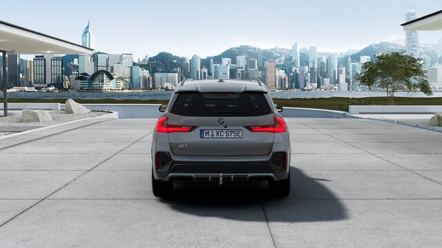 BMW X1 xDrive25e M Sport Automaat / Panoramadak / Trekhaak / Sportstoelen / M Adaptief onderstel / Comfort Access / Parking Assistant Plus / Adaptieve LED / Stuurverwarming