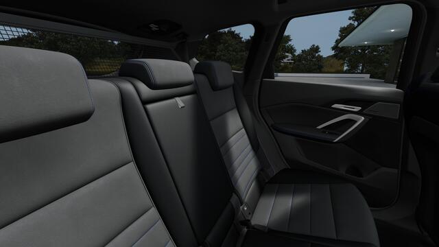BMW X1 xDrive25e M Sport Automaat / Panoramadak / Trekhaak / Sportstoelen / M Adaptief onderstel / Comfort Access / Parking Assistant Plus / Adaptieve LED / Stuurverwarming