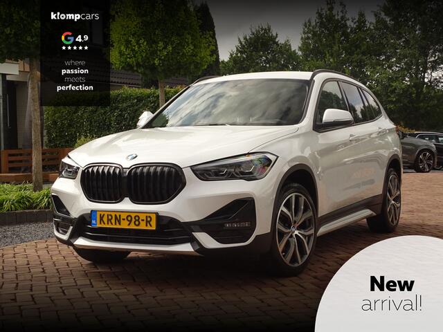 BMW X1 sDrive18i | Handbak | Uniek | PearlWeiss | Leer | Nav | All-black! | Privacy glass
