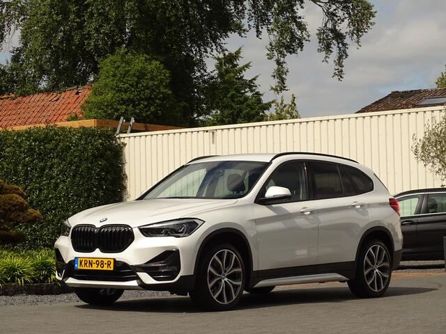 BMW X1 sDrive18i | Handbak | Uniek | PearlWeiss | Leer | Nav | All-black! | Privacy glass