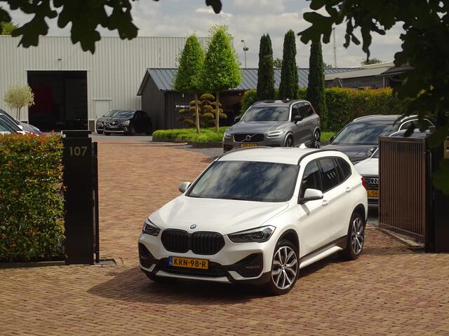 BMW X1 sDrive18i | Handbak | Uniek | PearlWeiss | Leer | Nav | All-black! | Privacy glass
