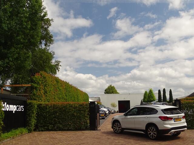 BMW X1 sDrive18i | Handbak | Uniek | PearlWeiss | Leer | Nav | All-black! | Privacy glass