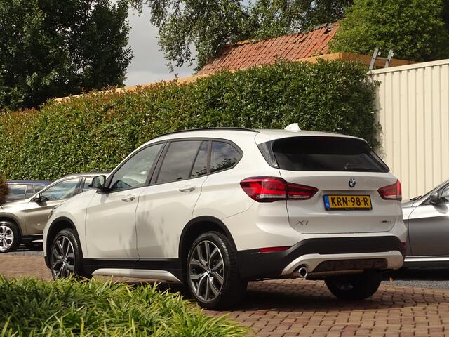 BMW X1 sDrive18i | Handbak | Uniek | PearlWeiss | Leer | Nav | All-black! | Privacy glass