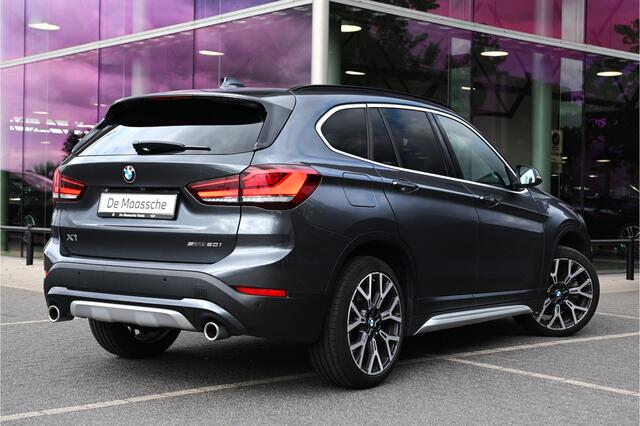 BMW X1 sDrive20i xLine Automaat / Trekhaak / Sportstoelen / Comfort Access / Achteruitrijcamera / Head-Up / Cruise Control