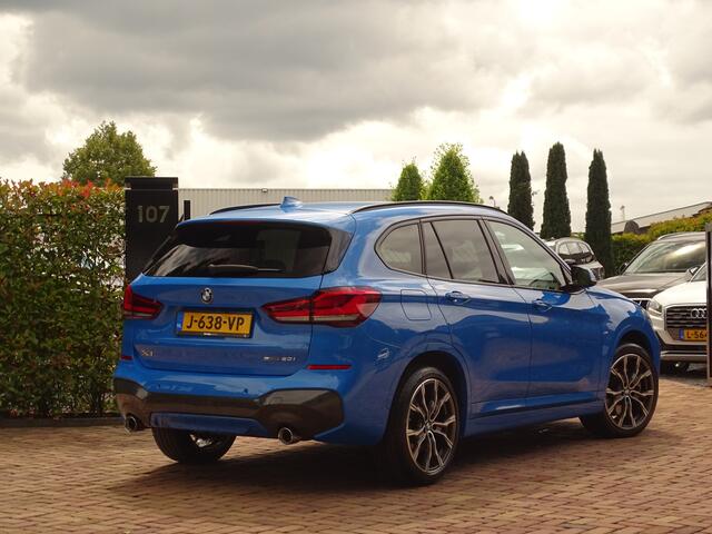 BMW X1 sDrive20i M-Sport | St.verw | 19inch | Trekhaak | Misano Blu