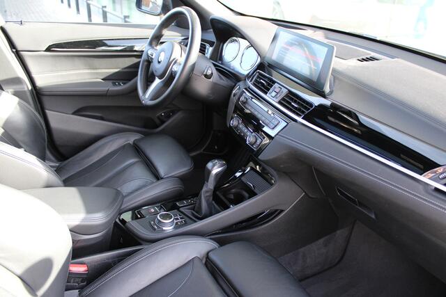 BMW X1 xDrive25e High Executive xLine Automaat / Panoramadak / Sportstoelen / Comfort Access / LED / Head-Up