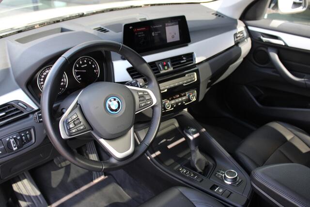 BMW X1 xDrive25e High Executive Automaat / Panoramadak / Achteruitrijcamera / Comfort Access / LED / Head-Up / Stoelverwarming