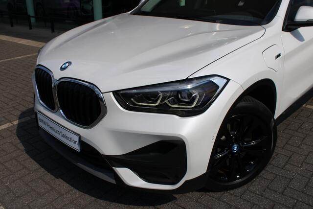 BMW X1 xDrive25e High Executive Automaat / Panoramadak / Achteruitrijcamera / Comfort Access / LED / Head-Up / Stoelverwarming