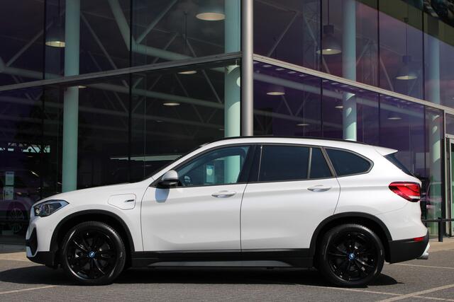 BMW X1 xDrive25e High Executive Automaat / Panoramadak / Achteruitrijcamera / Comfort Access / LED / Head-Up / Stoelverwarming
