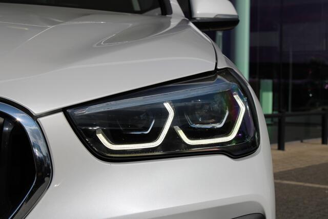 BMW X1 xDrive25e High Executive Automaat / Panoramadak / Achteruitrijcamera / Comfort Access / LED / Head-Up / Stoelverwarming