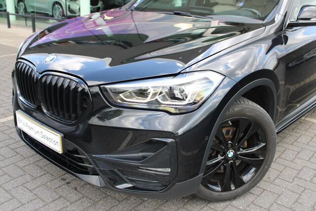 BMW X1 sDrive18i Executive Sport Line Automaat / Sportstoelen / Comfort Access / Achteruitrijcamera / Adaptieve LED / Head-Up / Getint glas