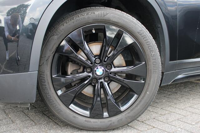 BMW X1 sDrive18i Executive Sport Line Automaat / Sportstoelen / Comfort Access / Achteruitrijcamera / Adaptieve LED / Head-Up / Getint glas